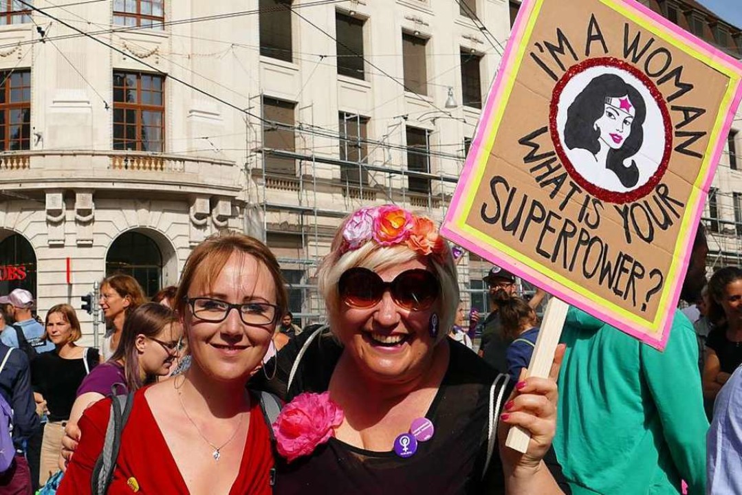Frhliche Gesichter, klare Forderungen: Szenen von der Frauen-Demo in Basel.  | Foto: Martina David-Wenk