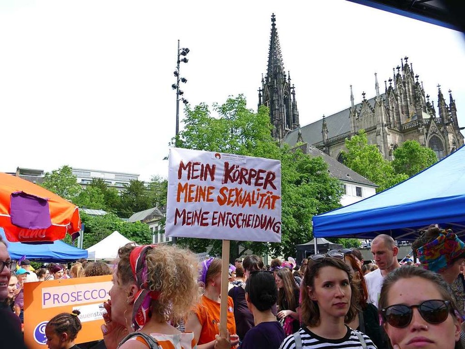 Fröhliche Gesichter, klare Forderungen: Szenen von der Frauen-Demo in Basel.  | Foto: Martina David-Wenk