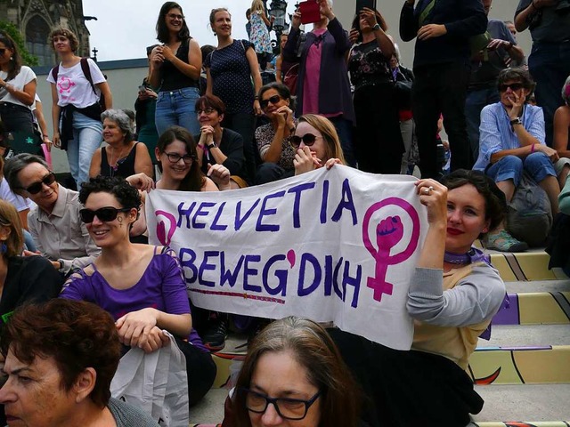 Frhliche Gesichter, klare Forderungen: Szenen von der Frauen-Demo in Basel.  | Foto: Martina David-Wenk