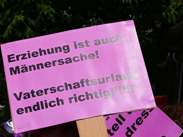 Frhliche Gesichter, klare Forderungen: Szenen von der Frauen-Demo in Basel.  | Foto: Martina David-Wenk