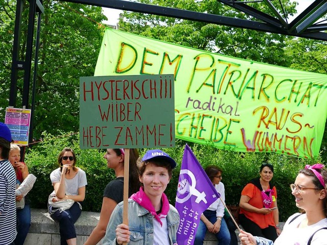 Frhliche Gesichter, klare Forderungen: Szenen von der Frauen-Demo in Basel.  | Foto: Martina David-Wenk