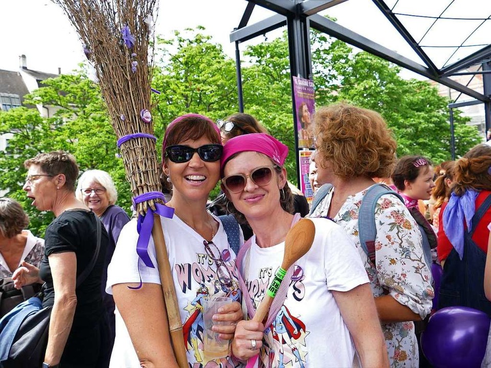 Frhliche Gesichter, klare Forderungen: Szenen von der Frauen-Demo in Basel.  | Foto: Martina David-Wenk