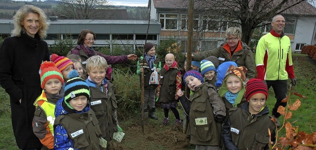 In der Naturparkschule Rmmingen solle... pflanzen sie gerade einen Apfelbaum.   | Foto: Regina Ounas-Krusel