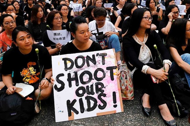 Auslieferungsgesetzes Mtter demopnstr...dem gewaltttigen Protest in Hongkong.  | Foto: Vincent Yu (dpa)