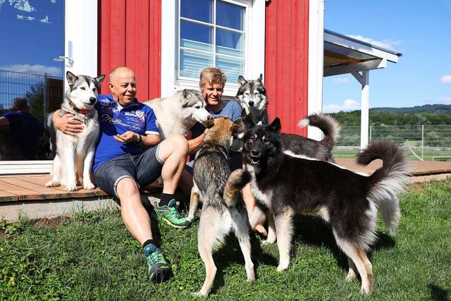 Lebhaft umringen ihre Huskies Steffie und Patrick Guillemette-Weis.  | Foto: Christoph Breithaupt