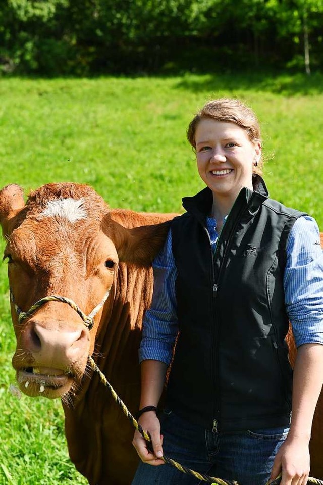 Kuh Betty und Landwirtin Anna Vogelbacher  | Foto: Jonas Hirt