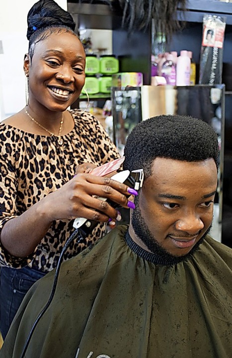 Marie-José Zoané, Spezialistin für afrikanische Frisuren  | Foto: Stephan Elsemann