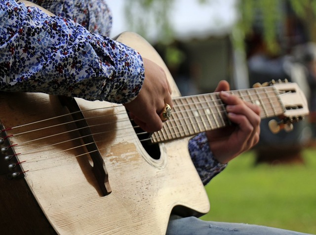 Gitarren spielen eine wichtige Rolle beim Jazz Manouche.  | Foto: Julia Jacob