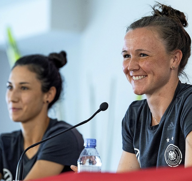 Sara Doorsoun (links) und Marina Heger...stehen sich auch neben dem Platz gut.   | Foto: Sebastian Gollnow (dpa)