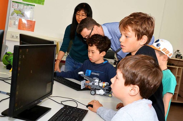 Beim Tag der offenen Tr programmieren...der Hector-Akademie einen Legoroboter.  | Foto: textdirekt