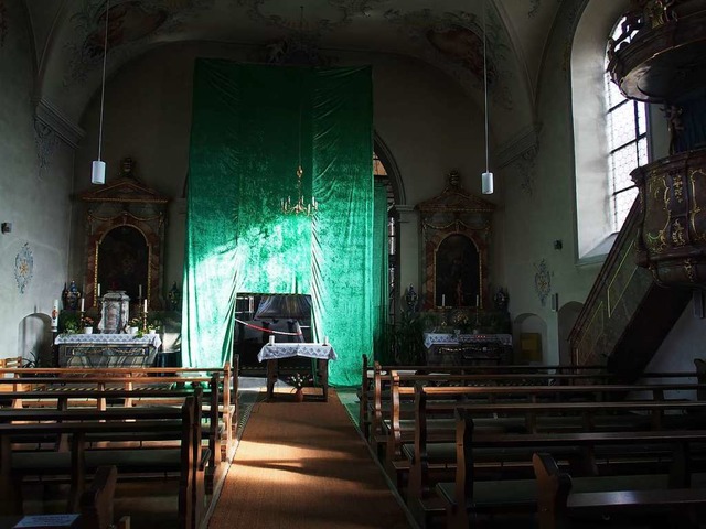 Ein groes grnes Tuch verhllt den Chorraum.  | Foto: Boris Burkhardt