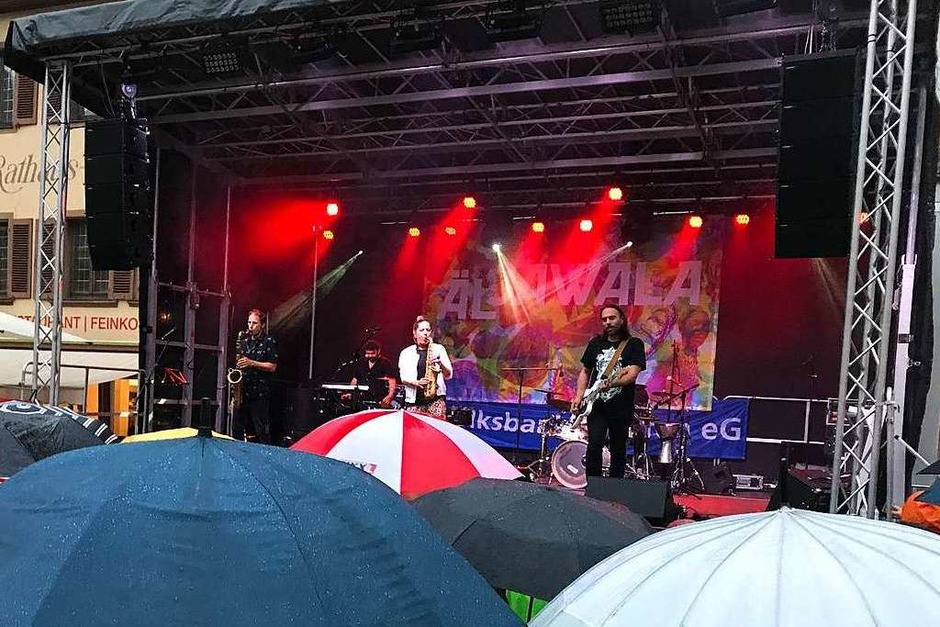 Die Headliner von Äl Jawala hatten am Samstagabend auf der großen Bühne auf dem Marktplatz leider mit Regen zu kämpfen. (Foto: Hans-Peter Müller) Die Headliner von Äl Jawala hatten am Samstagabend auf der großen Bühne auf dem Marktplatz leider mit Regen zu kämpfen. (Foto: Hans-Peter Müller)
