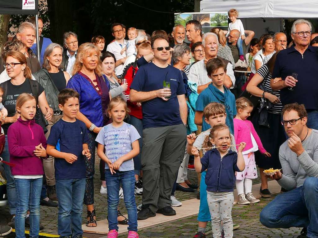 Am einen Tag eitel Sonneschein mit Funrise und Malaka Hostel, am anderen Tag l Jawala und Rumbalea im Regen: Das Publikum beim Festival Wein und Musik in Staufen tanzte aber bei jedem Wetter mit und freute sich an tollen Auftritten.