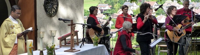 Pater  Thomas feierte mit der Reichenb...e Mosaik musikalisch gestaltet wurde.   | Foto: Alfons Vgele 