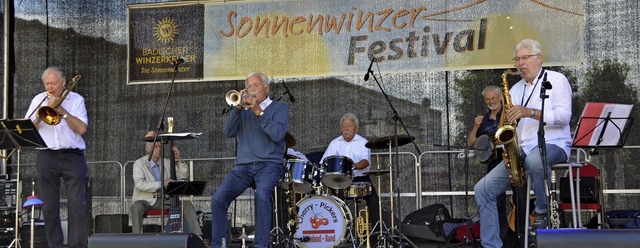 Fr Stimmung sorgten  am Sonntagmorgen...schen Winzerkellers mit fetzigem Jazz.  | Foto: Hans-Jochen Voigt