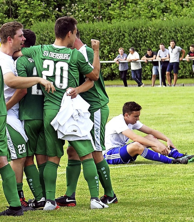 Der SV Diersburg feiert den Aufstieg, ...ttenheim sitzt die Enttuschung tief.   | Foto: Wolfgang Knstle