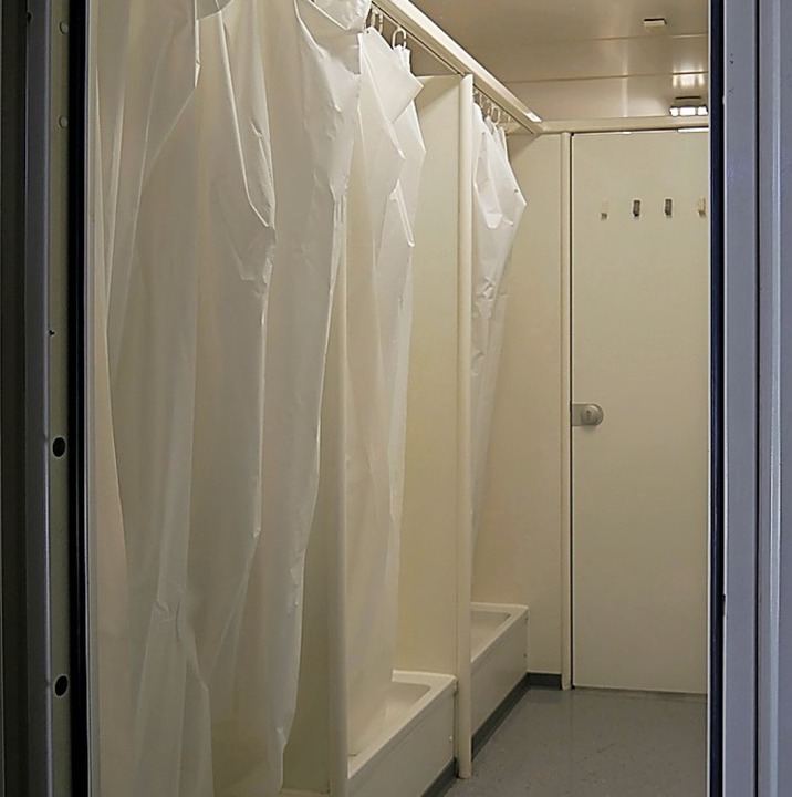 Blick in den Containerduschen der Gast...e hier geduscht - es gab keine Klagen.  | Foto: Eva Korinth