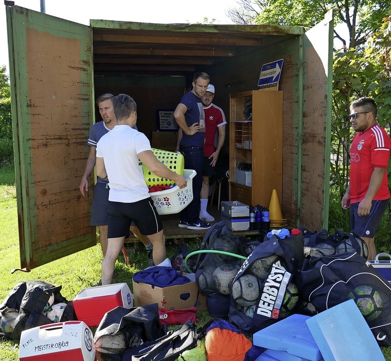 Die vielen Trainingsmaterialien wurden...fltig in den Lagercontainer verrumt.  | Foto: Eva Korinth