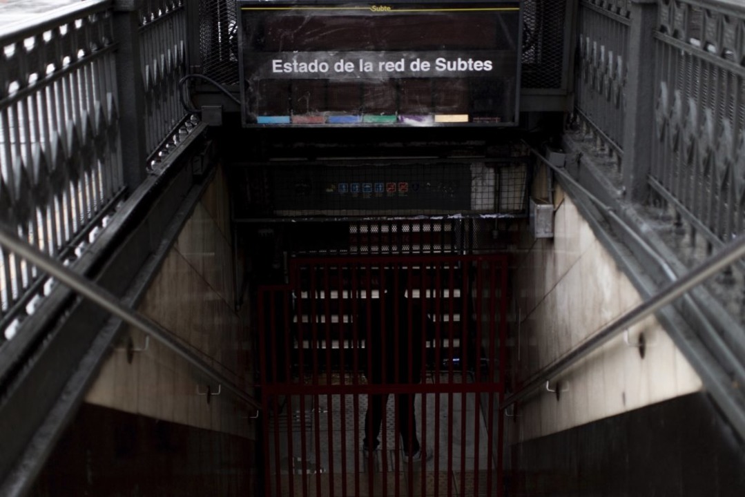Ein U-Bahn-Mitarbeiter steht in einem ...l nur von Notlichtern beleuchtet wird.  | Foto: Tomas F. Cuesta (dpa)