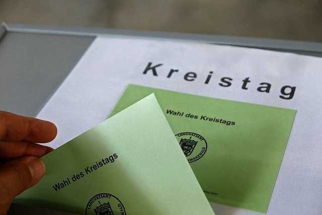 Bei der Auszhlung zur Kreistagswahl i...hlt ein Briefwahlbezirk aus Lffingen.  | Foto: Hans-Peter Mller