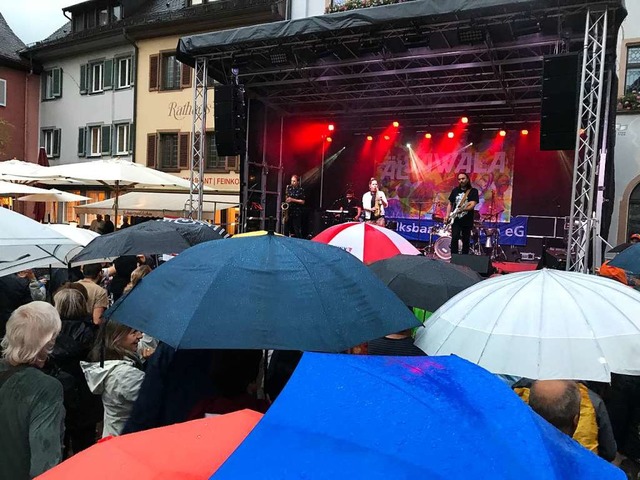 Ausgerechnet bei der  Band l Jawala, ...bend, fing es so richtig an zu regnen.  | Foto: Hans-Peter Mller