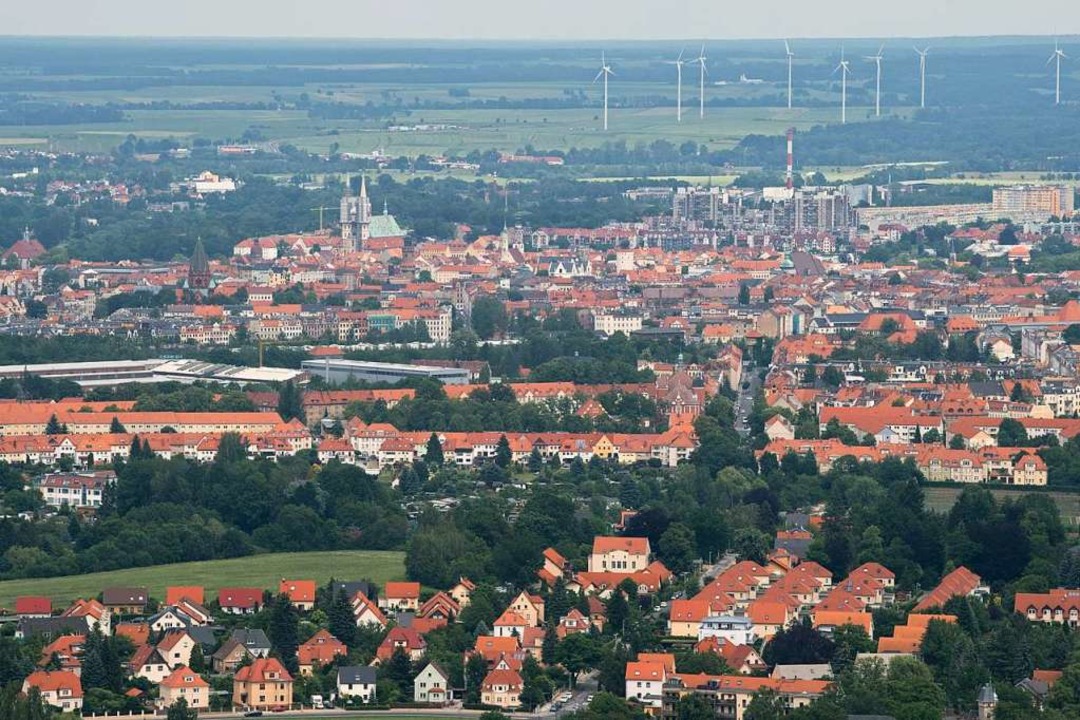Blick vom Görlitzer Hausberg Landeskro...) sowie die polnische Stadt Zgorzelec.  | Foto: Sebastian Kahnert (dpa)