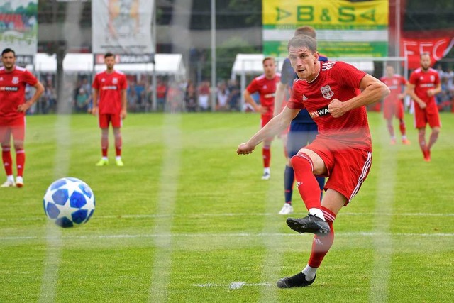 Marco Senftleber verwandelt einen Foulelfmeter zum 1:0 fr den FFC.  | Foto: Achim Keller