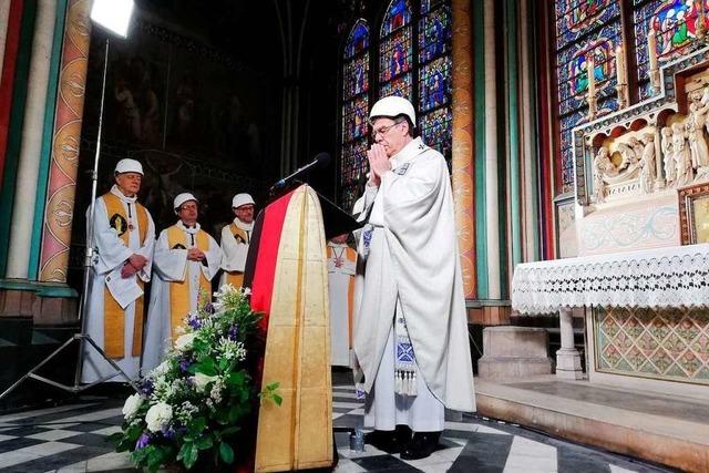 Erste Messe in Pariser Notre-Dame findet mit Schutzhelmen statt