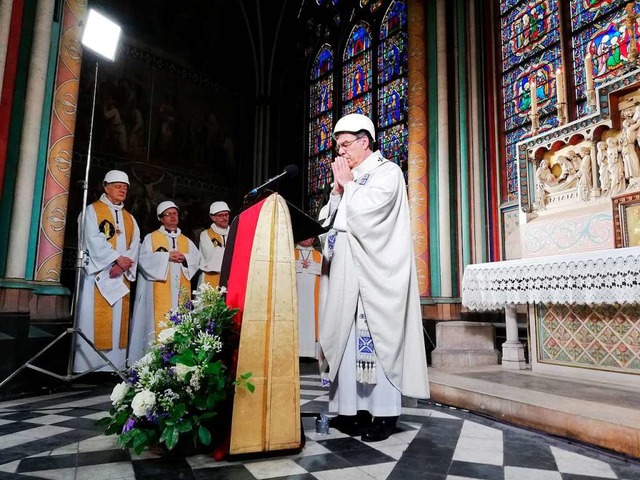 Erzbischof Michel Aupetit im Gebet  | Foto: Karine Perret (dpa)