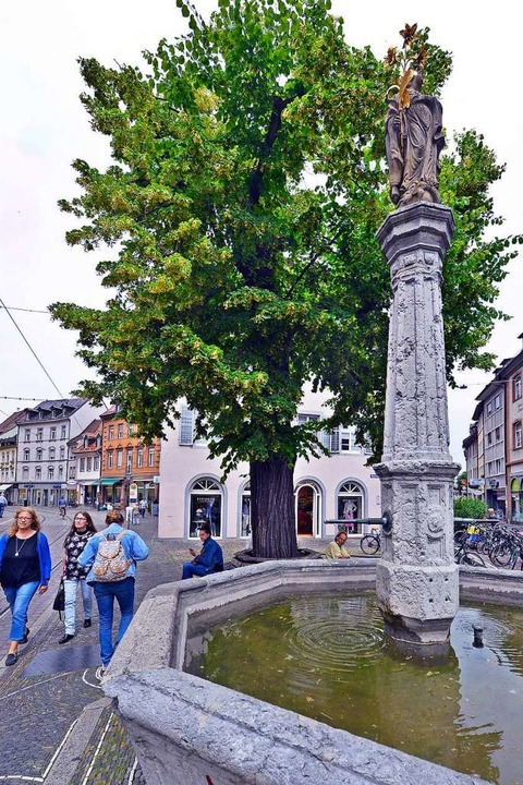 Wasser aus dem Oberlindenbrunnen fr die Linde  | Foto: Michael Bamberger