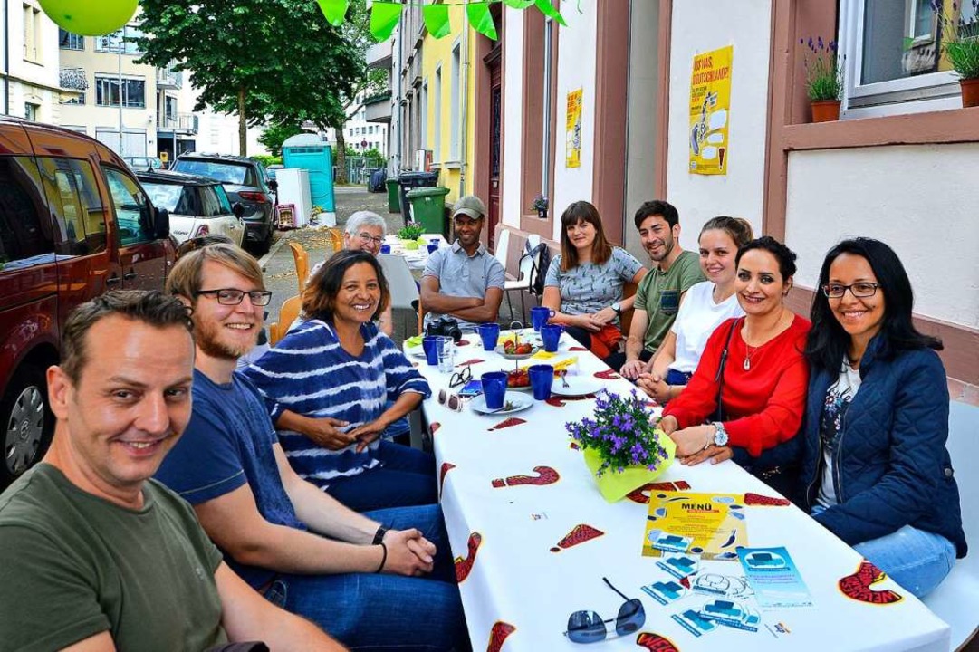 Gute Gespräche bei Kaffee und Kuchen: ...fladen&#8220; in der Stühlingerstraße.  | Foto: Michael Bamberger