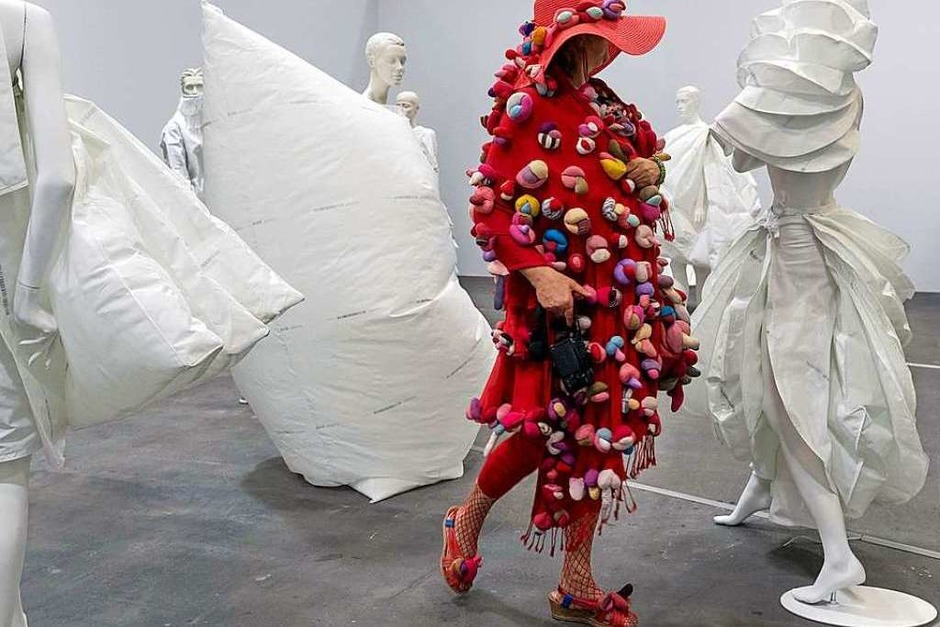 Eine Besuchende betrachtet das Kunstwerk "Life Dress" (2018) der in Barcelona geborenen und in Amsterdam lebenden Künstlerin Alicia Framis in der Ausstellung "Art Unlimited". (Foto: Georgios Kefalas (dpa)) Eine Besuchende betrachtet das Kunstwerk "Life Dress" (2018) der in Barcelona geborenen und in Amsterdam lebenden Künstlerin Alicia Framis in der Ausstellung "Art Unlimited". (Foto: Georgios Kefalas (dpa))