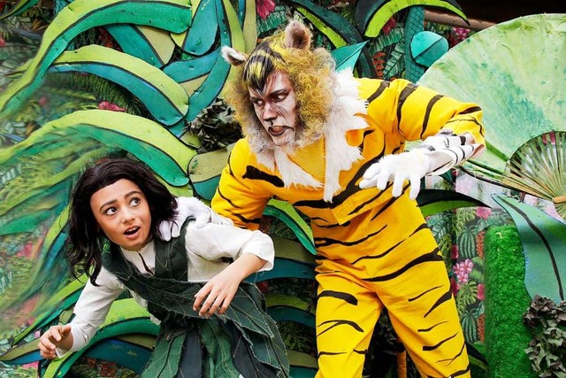 Der Dschungeljunge Mowgli wehrt  sich  gegen den Tiger Shir Khan.  | Foto: Festspiele Breisach/Elke Brgin