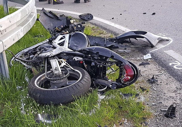 Vllig zerstrt war dieses Motorrad na...on mit einem Auto und der Leitplanke.   | Foto:  Peter Umstetter