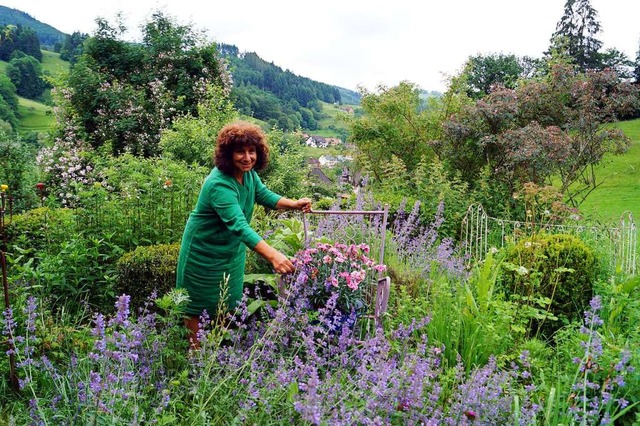 Jutta Schneider in ihrem Garten in Malsburgs &#8222;Herrenacker&#8220;  | Foto: Silke Hartenstein