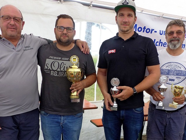 Die Pokale erhielten Manfred Bannwarth...ger von Vorstandsmitglied Rolf Feger.   | Foto: Dieter Fink
