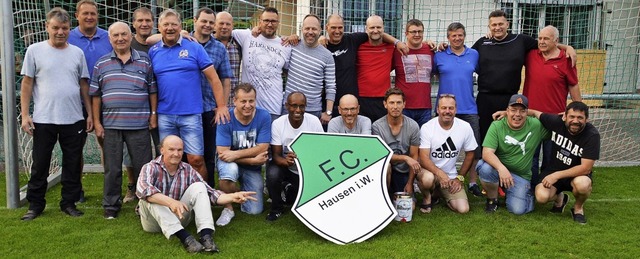 Nostalgietreff beim FC Hausen: die ehe...und Klaus Asal (stehend ganz rechts).   | Foto: Edgar Steinfelder