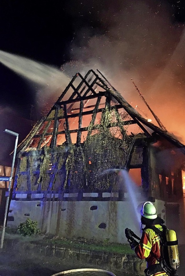 Mehr als 90 Feuerwehrleute waren im Einsatz.   | Foto: Feuerwehr Kenzingen