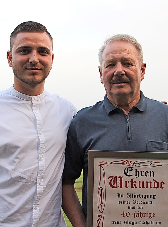 Valmir Osmani (l.) ehrte Frieder Weinzierl fr 40 Jahre Mitgliedschaft.   | Foto: Werner Schnabl