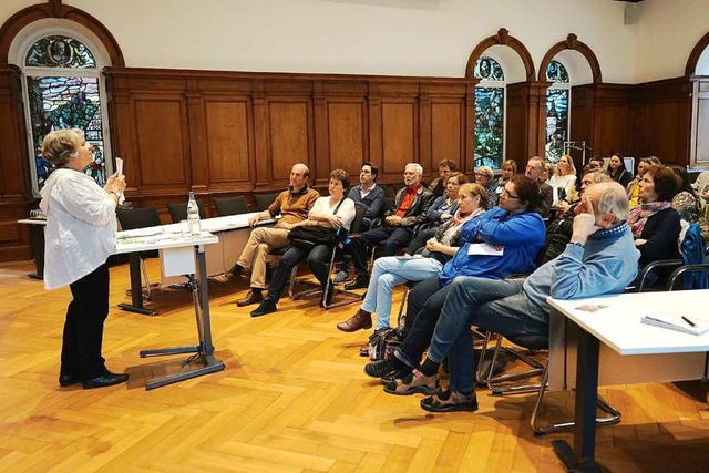 Birgit Lieber beim Vortrag vor zahlreichem Publikum im Waldkircher Brgersaal  | Foto: Stadt Waldkirch