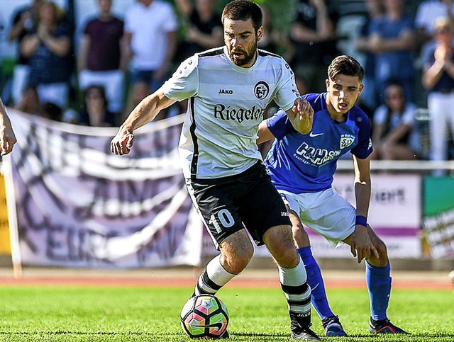 Fabio Saggiomo (am Ball) steuerte 18 Treffer zum Aufstieg bei.   | Foto: Gerd Grndl