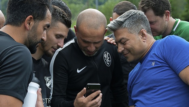 Ein Hauch von Bundesliga in Hausen: di...m Handy von Bosporus-Coach Riza Bilici  | Foto: Norbert Kreienkamp