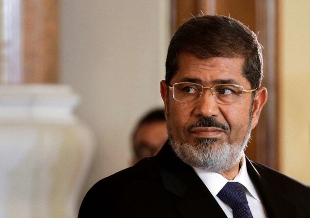 Der frhere gyptische Prsident Mursi...ihn bewusstlos geworden und gestorben.  | Foto: Maya Alleruzzo (dpa)