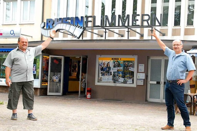 Halten am Kino Rheinflimmern  fest: Frank Trotzki (links) und Gerd Sauer  | Foto: Leony Stabla