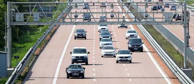 Die Fahrt auf deutschen Autobahnen wird fr Autos weiter gratis sein.  | Foto: Jan Woitas (dpa)