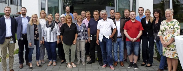 Geschftsfhrer Rolf Kunold von der Fi...ehrten langjhrige Betriebsangehrige.  | Foto: Christine Weirich