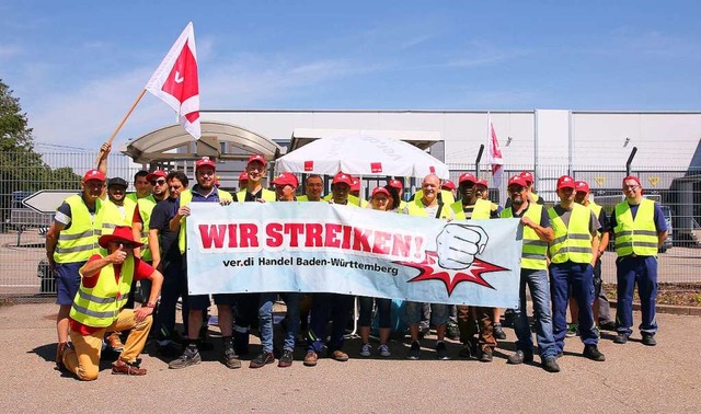 Warnstreikende Mitarbeiter des Grolagers von Edeka Sdwest  | Foto: Peter Heck