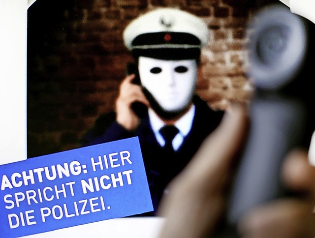 Mit so einem Plakat warnt die Polizei ...ersuchen  durch angebliche Polizisten.  | Foto: Martin Gerten (dpa)
