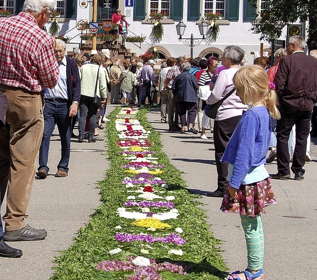 Ein riesengroer Blumenteppich wird si...Brgerwehren zur Prozession antreten.   | Foto: hr