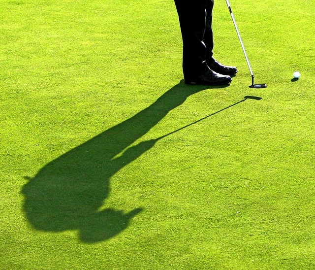 Golfen kann man alleine oder in der Gr...ahren oder im fortgeschrittenen Alter.  | Foto: A3750 Andreas Gebert